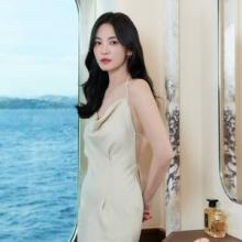 송혜교, 세일링 요트에서 빛난 여신 자태! 절제된 우아미의 모던 럭셔리 드레스룩
