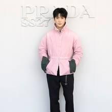 NCT 재현, 밀라노 사로잡은 한류스타! 핑크 벨티드 재킷으로 뽐낸 럭셔리 캐주얼룩