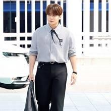에이티즈 종호, 타이 대신 주름 스카프! 룩에 활력주는 버튼다운 셔츠룩 파리 출국