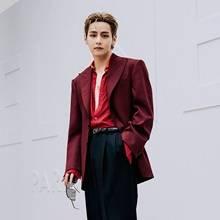 방탄소년단 뷔, 월드클래스 패션 아이콘! 파리지앵 열광시킨 레드 버건디 슈트핏