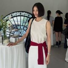 모델 이현이, 심플하지만 강렬! 화이트 투피스에 레드 한 스푼 섬머 나들이룩