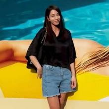 이민정, 점점 어려지는 44세 두아이 엄마! 데님 쇼츠에 블랙 블라우스 미니멀 섬머룩