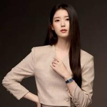 아이유, 더 깊어진 은은한 품격! 시대를 초월한 절제된 우아미 워치 클래식 드레스룩