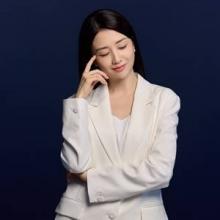 박하선, 여름에도 빈틈없는 커리어우먼! 화이트 슈트와 블랙 셋업 프렌치 시크 오피스룩