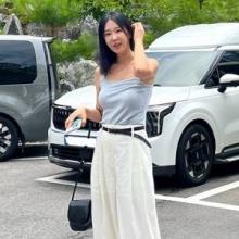 이지혜, 비율 돋보여! 화이트 와이드 팬츠에 새틴 민소매 톱 찰떡 핫섬머 출근룩