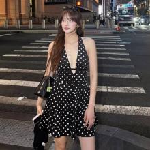 한보름, 뉴욕 한여름 밤 접수! 깊은 홀터넥과 플레어 실루엣 로맨틱 도트 원피스룩