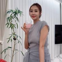 한다감, 47세 예비 엄마의 품격! 편안함에 우아함까지 은은한 그레이 플리츠 임신부룩