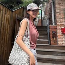 효민, 비 오는 날에 더 빛났다! 핑크 홀터넥 톱에 레인부츠 센스만점 레인룩