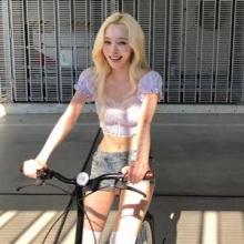 에스파 윈터, 인형이 자전거를 탔다! 크롭톱에 핫팬츠 러블리 Y2K 라이딩룩