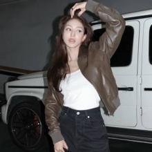 트와이스 지효, 벌써 가을 준비! 미리 멋낸 블루종 집업 레더 재킷 가을 데일리룩