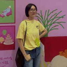 오연수, 50대의 데이트! 옐로 티셔츠 하나로 끝 여전히 여친 같은 꾸안꾸 데이트룩