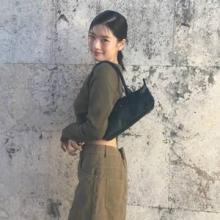 정소민, 여리여리 크롭 톱! 잘록 허리 라인 뽐낸 카키 셋업 미니멀 리조트룩