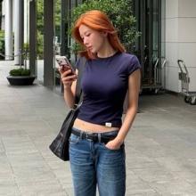 권은비, 도쿄에서도 빛난 '잘록 허리!' 크롭 티셔츠에 청바지 Y2K 잇걸 여행룩