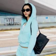 아이들 소연, 운동복이야 출국룩이야? 난리난 패셔니스타의 민트 트레이닝 셋업 출국룩