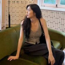 이선빈, 몸에 착 볼륨미! 잔잔한 셔링과 버튼 홀터넥 밀착 핏 섬머 데일리룩