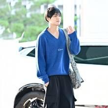 세븐틴 민규, 옷차림은 벌써 가을! V넥 니트와 카고 반바지 산뜻한 가을룩 자카르타 출국