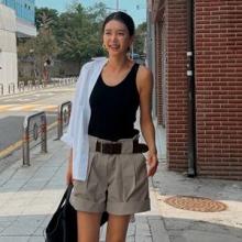 채정안, 서촌 골목 접수 블랙&화이트! 슬림 각선미에 무심하게 툭 화이트 셔츠 나들이룩