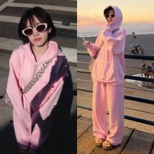 아이들 우기, 벌써 꺼내 입었다! 캘리포니아 노을과 어우러진 오버핏 핑크 스웻 셋업 산책룩