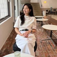 류이서, 하이넥 반팔 톱의 꾸안꾸 우아미! 카페에서도 빛나는 올 화이트 청순 데일리룩