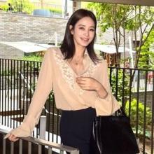 김혜수, 세월도 비껴간 우아미! 블라우스 하나로 분위기 압도 레이스 블라우스 데일리룩