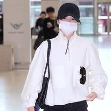 송혜교, 가려도 빛나...부클레 집업 스웨터로 끝낸 블랙앤화이트룩 밀라노 출국길