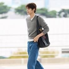 라이즈 성찬, 가을 타는 실루엣! V넥 니트와 청바지 클래식한 캐주얼룩 밀라노 출국