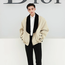 스트레이키즈 현진, 디올 패션쇼의 핫가이! 팬들 사로잡은 클래식한 턱시도 점퍼룩