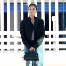 트와이스 지효, 크롭 재킷에 부츠! 왜 이렇게 힙할까? 걸크러시 믹스앤매치 파리 출국룩