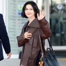 김유정, 롱&쇼츠 과감한 비율! 오버사이즈 레더에 짧은 블랙 쇼츠 파리 출국룩