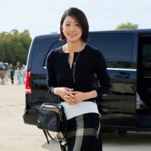 김희애, 시간을 거스른 60대의 품격 올드머니룩! 단발 우아미의 로에베 게스트룩