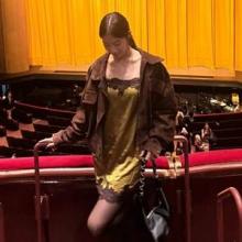 르세라핌 카즈하, 뉴욕의 밤을 홀린 아찔한 잇걸! 올리브 그린 슬립 드레스 나들이룩