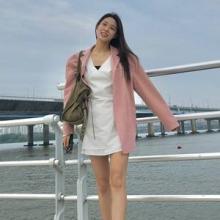 설현, 한강에서 가을 각선미! 화이트와 핑크 가을가을 화이트 미니에 핑크 나들이룩