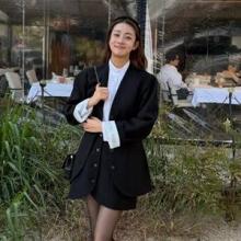강소라, 머리부터 발끝까지 멋짐! 블랙 슈트에 헤어 밴드와 메리제인까지 가을 슈트룩