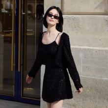 송혜교, 파리 스트릿 잇걸! 세월을 거스른 파리지엔 네이비 스퀘어넥 글리터 드레스룩