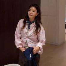 채정안, 쁘띠 스카프 하나로 가을 멋녀! 단추 푸른 핑크 셔츠와 찰떡 쿠킹 클래스 나들이룩