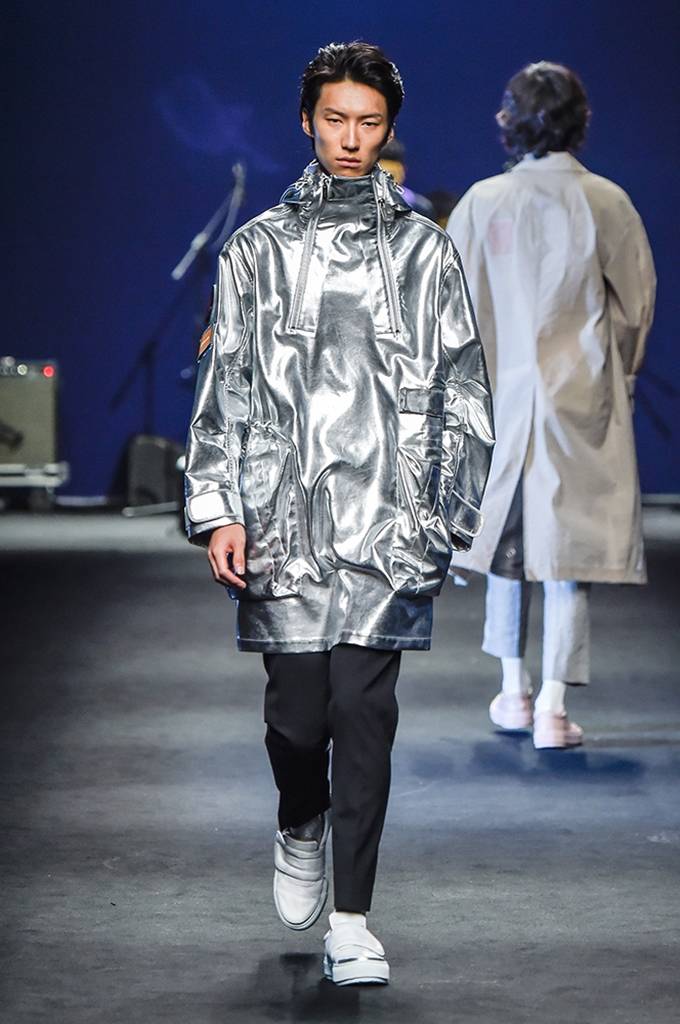 패션엔 :: [SFW 리뷰] 미래에 대한 기대와 불안, 2017 S/S 커스텀멜로우 컬렉션  [SFW 리뷰] 미래에 대한 기대와 불안, 2017 S/S 커스텀멜로우... 