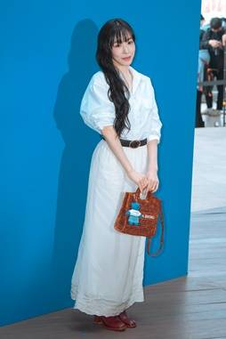 [패션엔 포토] 티파니영, 하늘하늘 봄을 입었네! 여성스러운 화이트  셔츠 원피스룩
