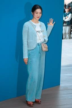 [패션엔 포토] 정윤하, 그래니 카디건과 청바지 조합! 무심한 듯 시크한 데일리 프렌치룩 