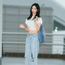 [패션엔 포토] 소녀시대 서현, 데뷔 때랑 똑같네! 크롭티와 찣청으로 올킬