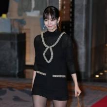 [패션엔 포토] 신민아, 러블리 러블리! 보석 트리밍의 로맨틱 미니 원피스룩