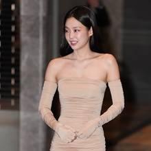 [패션엔 포토] 블랙핑크 제니, 자선 행사장의 슈퍼스타! 압도하는 누드톤 드레스룩!