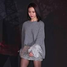 [패션엔 포토] 고민시, 발표회도 파티처럼! 반짝이에 깃털 시선강탈 나들이룩
