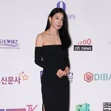 [패션엔 포토] 김서형, 섹시한 듯 우아한 오프숄더 드레스룩 자태 '시선 올킬'