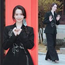 [패션엔숏] 소녀시대 윤아, 옷에도 꽃이 피었네! 댕기머리 미녀의 단아한 블랙 슈트핏