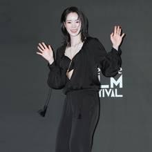 [패션엔 포토] 임지연, 우아하게 속옷 노출! 파격적인 블랙  뷔스티에 드레스룩