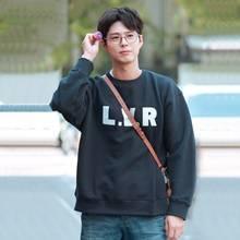 [패션엔 포토] 박보검, 넘치는 소년미에 풍덩! 티셔츠와 청바지로 끝낸 싱그러운 출근길