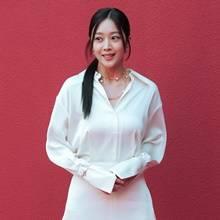 [패션엔 포토] 조보아, 결혼후 더 예뻐진 새댁...성수동 환하게 밝힌 화이트 투피스룩