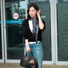 [패션엔숏] 김지원, 오늘은 패션의 여왕! 스카프 휘날리며 시칠리아 출국 시크한 데님룩