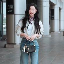 [패션엔 포토] 김지원, 셔츠 풀고 출국! 쁘띠 스카프와 스트라이프 셔츠 센스 100점 공항룩