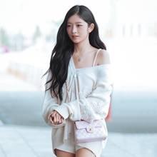 [패션엔 포토] 아이브 레이, 한쪽 어깨 드러낸 요정, 카디건으로 끝낸 하의실종 공항룩